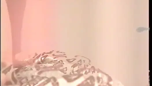 Seksi yarak emen sarışın yarağa bindikten sonra yüzüne boşalmanın tadını çıkarıyor (videoda müzikten başka ses yok)