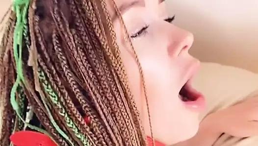 Minyon genç kız tasmasını takıyor ve götünü siktiriyor