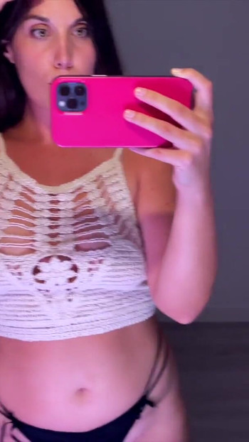 Snažan trenutak iz "Tops Try On Haul #03"