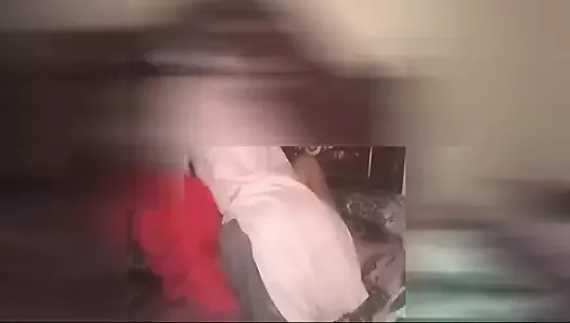 Uma massagem sexy da esposa no pau do marido e foi fodida depois de massagem -TarelgcXXX e Fozia Khan