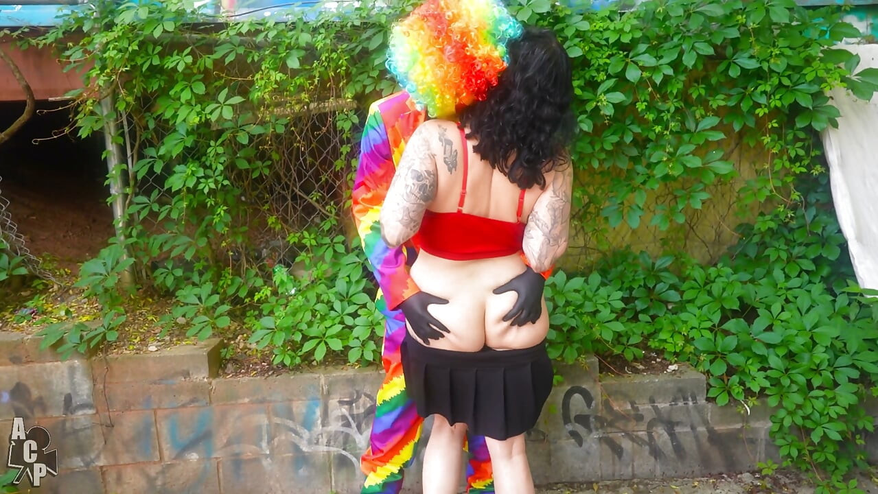 Żonata dziwka zostaje zerżnięta publicznie przez Gibby Clown