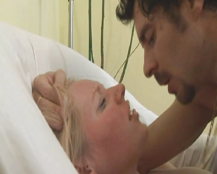 Pantat cewek perancis rambut pirang yang dicambuk dientot habis-habisan