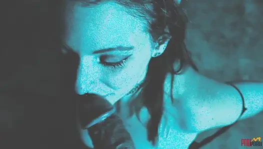 Шлюшку в ловушке заставили раздеться и отсосать похитительнице