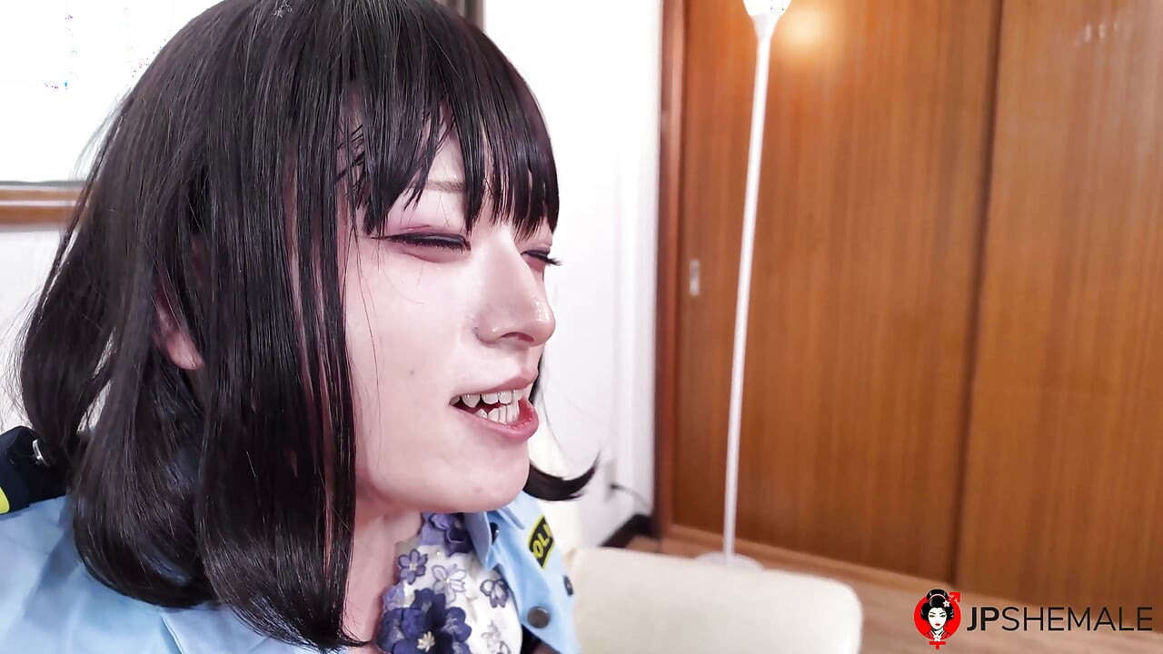 La transexual sexy policía Makoto Kagura se aprovecha de sospechoso