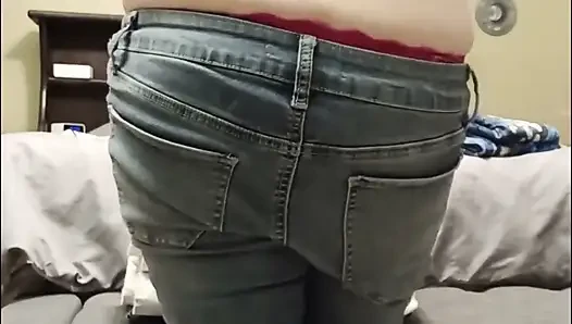 Jeans rutscht runter, zeigt rosa höschen und buttcrack