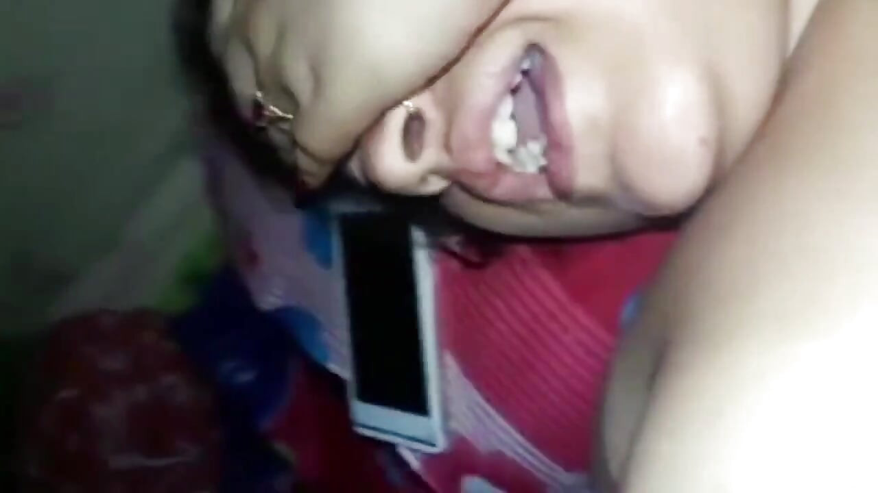 Bhabhi Gimiendo Fuerte Y Semen Fuera Del Coño