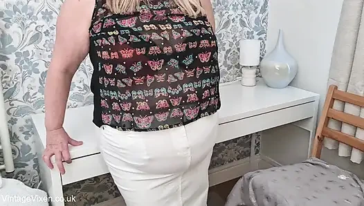 Külotlu çoraplı yaramaz ev hanımı iğrenç cinsel zevkin için soyunuyor