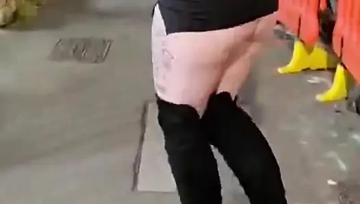 Pamer jalanan di depan umum
