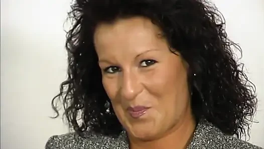 Hairy mature pleasures herself at the casting