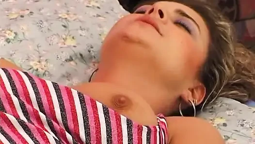 Sevimli kız yarak emmek için mastürbasyon yapıyor