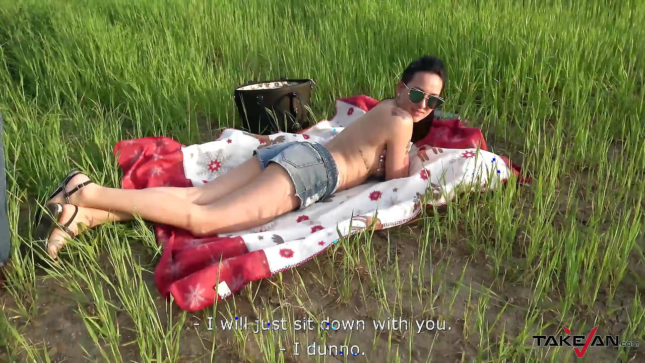 Cewek imut menangkap matahari di luar ruangan ditemukan oleh pria terangsang yang meyakinkannya bercinta