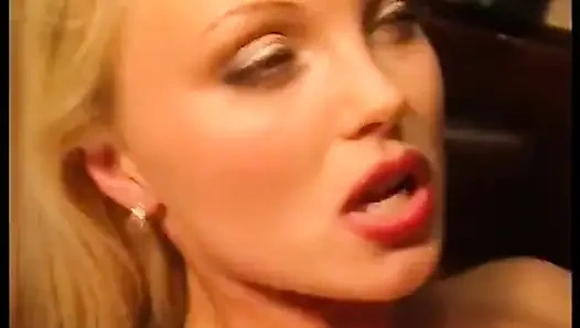 Крошка-блондинка Сосет Член На Кожаном Диване