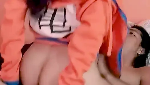 Ejderha topu kazak giyen esmer Meksikalı kadın