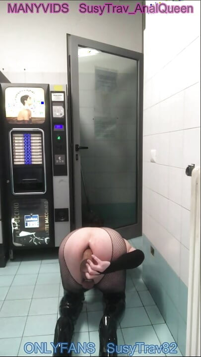 Destruction anale risquée au-dessus des toilettes avec un gode géant