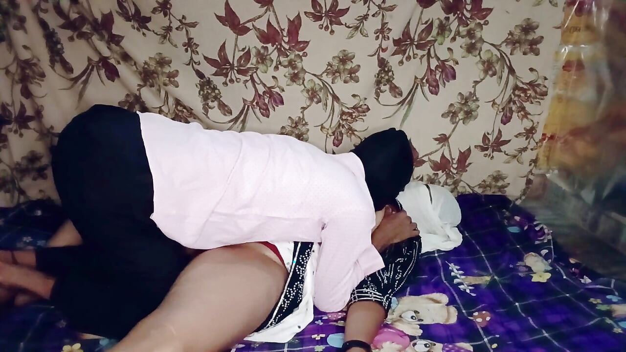 친구의 어린 여자를 집으로 불러 격렬하게 섹스한다