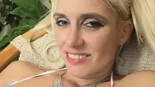 Starke doppelpenetration für eine böse blondine