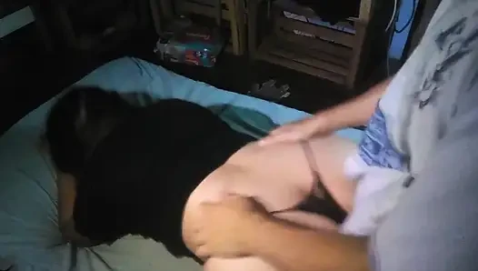 Ich habe sie nachts im doggystyle mit dem tanga auf der seite gefickt