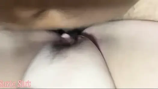 Der Ehemann kommt mit einem harten Schwanz und zeigt es seiner Frau. Das ungezogene Mädchen fällt ihr in den Mund und lässt ihren Hintern frei, damit er sie ficken kann.