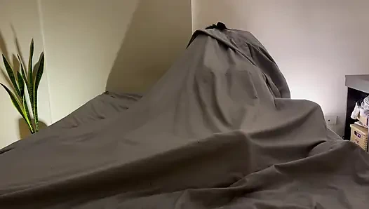 Unter den bettlaken, wo küsse zu geheimnissen werden und berührung alles sagt alles