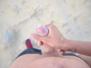 Tia me masturba en la playa
