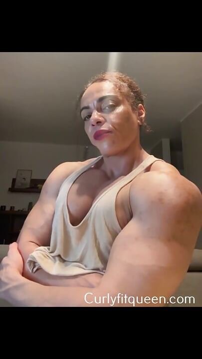 エボニー熟女の硬くなったお尻が、筋肉を張った後に震える。