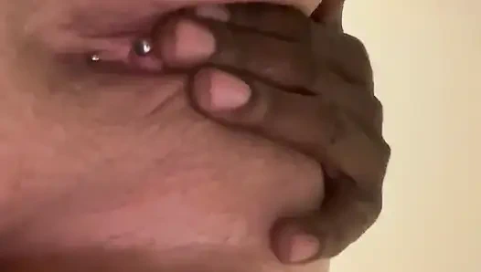 Пирсингованная киска толстушки в видео от первого лица