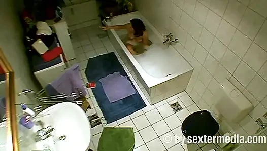 MILF Banyoda Kişisel Hijyen Yapıyor