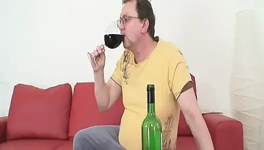 Молодую блондинку с длинными ногами грубо трахает ее сводный дедушка