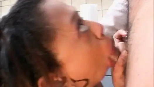 Büyük memeli genç zenci erkek avcısı büyük yarakla sikişiyor ve ağzına boşalıyor