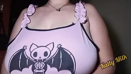 Willst du mit meiner riesigen natürlichen Titten-Katty-Milch spielen?