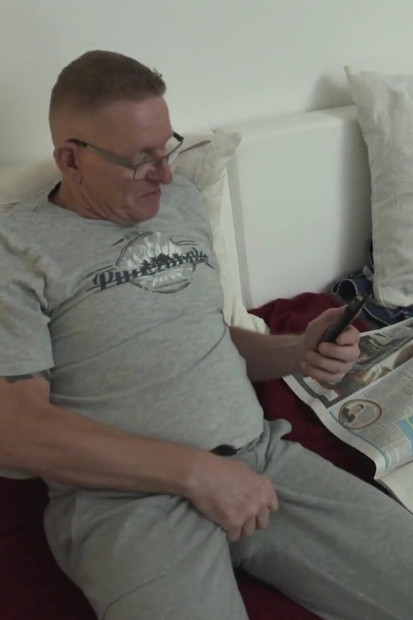 La ragazza formosa tatuata viene sfodata nella sua figa rasata