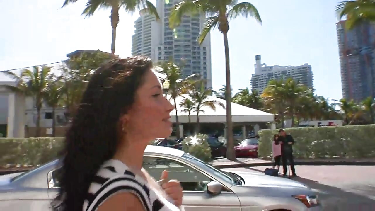 Büyük götlü esmer kadın amının içine iyi bir yarak alıyor