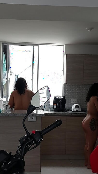 Lesbisk mjuk sex i köket