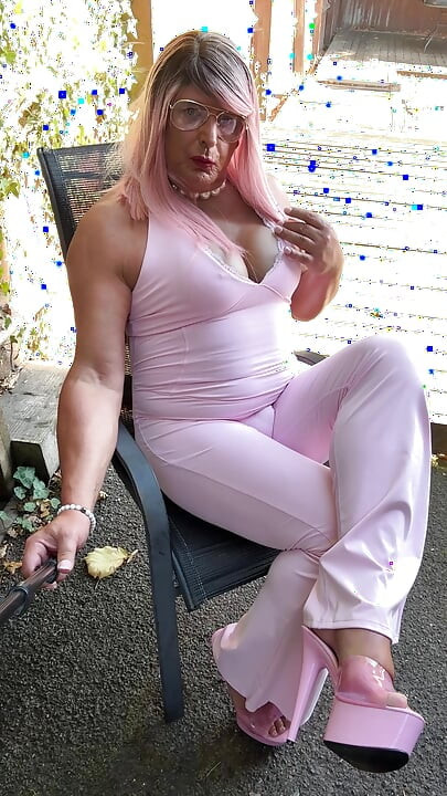 Crossdresser kellycd2022 u ružičastom kombinezonu i štiklama