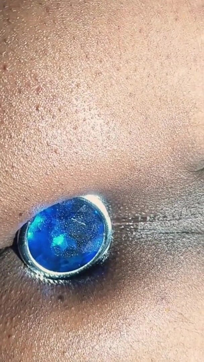 Yatakta göt deliğine yakın çekim göt tıkacı.  Mastürbasyon kahverengi pembe delik ağrısı | Klip 1