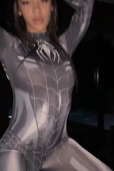 Spider-meisje zal je dag redden met haar sappige poesje!