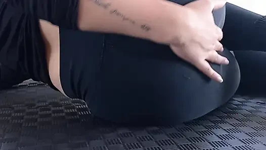 Ibu melebarkan memek dan pantat