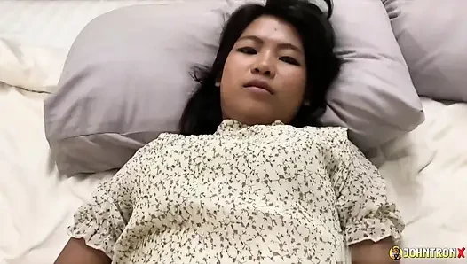 Johntronx - eine süße asiatische amateurin in einem weißen kleid wird hart geknallt