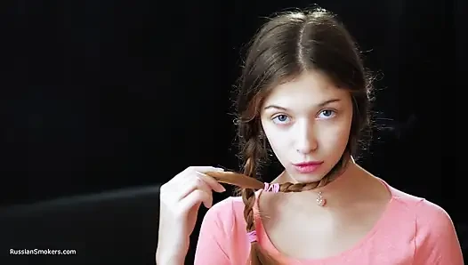 Seksi Rus baştan çıkarıcı kadın sigara içiyor
