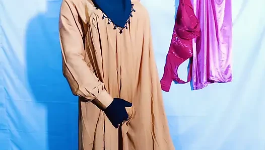 Hintli güzel tesettürlü Müslüman seksi yenge odanın içinde komşuyla seks yapıyor