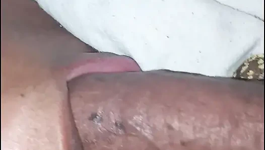 Gırtlağını göğüsleri dışarı çıkararak dolduruyor!