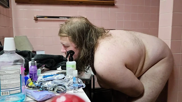 Chubby amateur throws it back on dildo