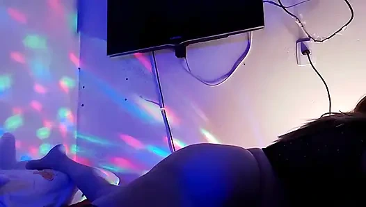 Cewek sange ini melepas semua lubang pantatnya pakai gaun tanpa embel-embel dan bikin cowok itu melemparkan semuanya