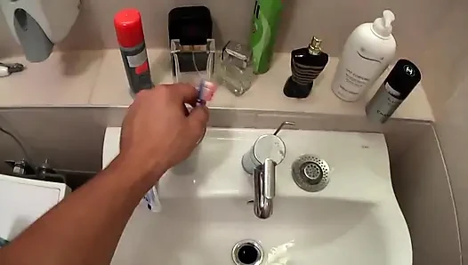 Pantat cewek hot ini di-fingering di atas meja