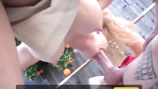 Annie Body трахается на диване с ее сиськами