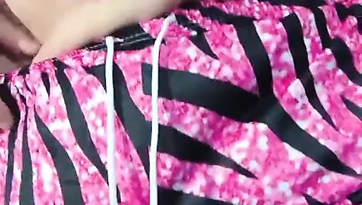 Ayah tiri bikin putrinya pakai baju baru yang dia beli sekarang juga untuk melucuti pakaiannya dengan terkesan