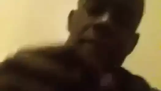 Büyük zenci yarağı büyük sert yarakla sikişiyor