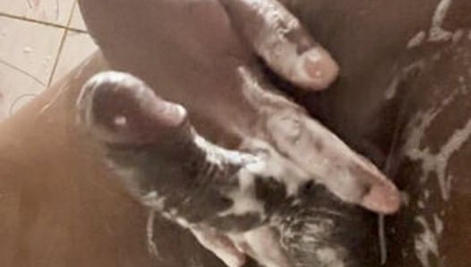 India desi solid rock Grande Grueso negro dick erecto mientras se baña