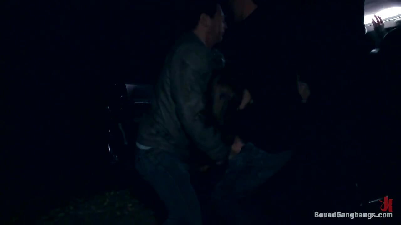 Amateur doet dubbel anaal in haar eerste pornoshoot ooit