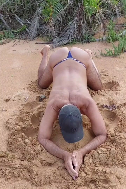 Ladysilva ba plajda o azgın götü bikini giyiyor